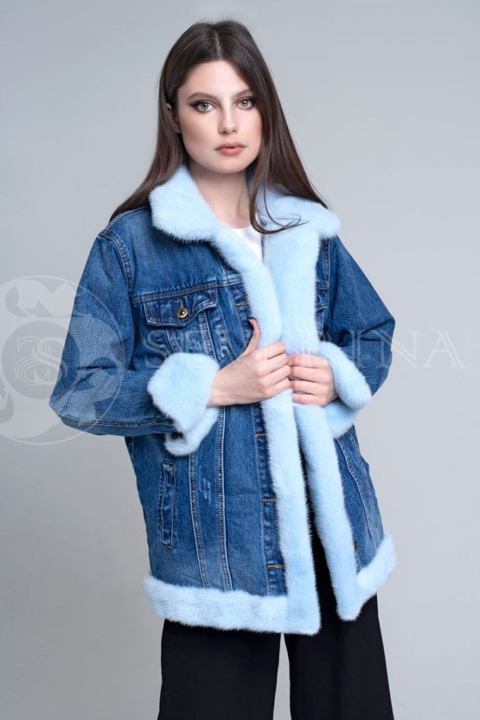 denim dlinnaja1 700x1050 - Джинсовая куртка с отделкой мехом норки голубого цвета К-002
