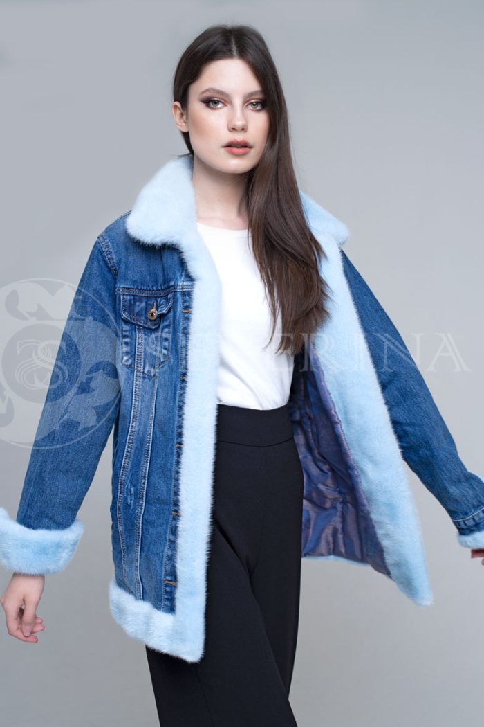 denim dlinnaja3 700x1050 - Джинсовая куртка с отделкой мехом норки голубого цвета К-002