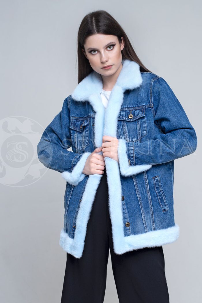 denim dlinnaja4 700x1050 - Джинсовая куртка с отделкой мехом норки голубого цвета К-002