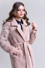 palto jekomeh pudra1 150x225 - Пальто из овечьей шерсти пудрового оттенка с кожаной отделкой П-014