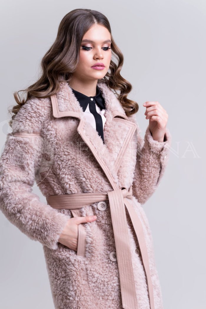 palto jekomeh pudra1 700x1050 - Пальто из овечьей шерсти пудрового оттенка с кожаной отделкой П-014