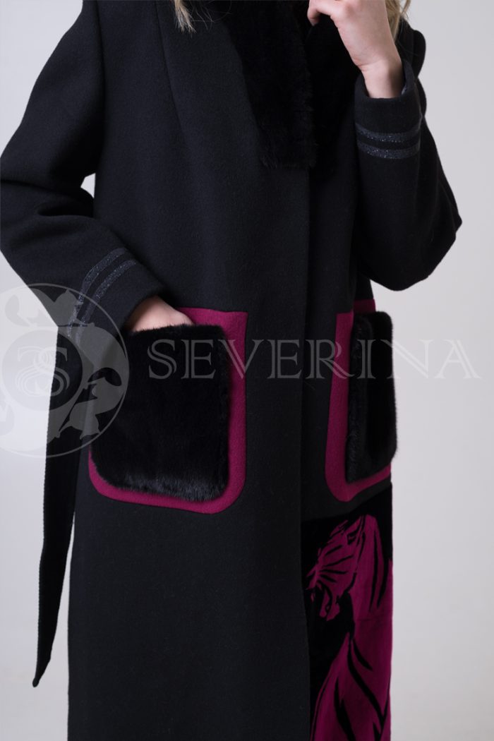 palto chernoe fuksija tigr 4 700x1050 - Пальто чёрного цвета с инкрустацией цветным мехом норки П-020