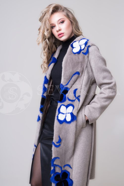 palto mokko norka sinie cvety 1 500x750 - Пальто-жилет серого цвета с инкрустацией цветным мехом норки П-018