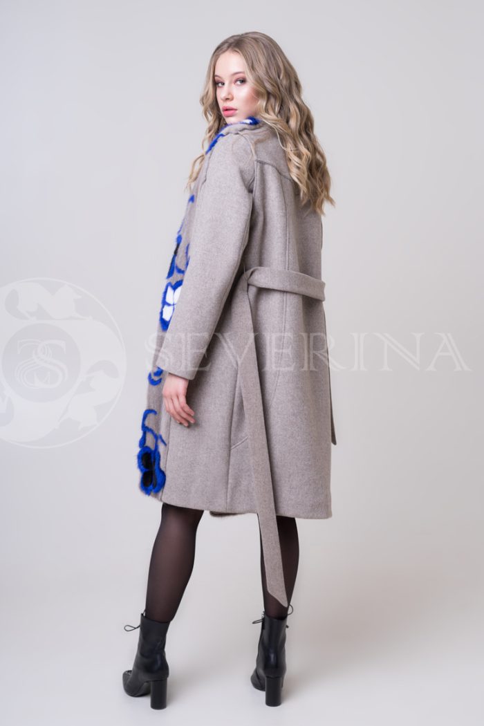 palto mokko norka sinie cvety 3 700x1050 - Пальто-жилет серого цвета с инкрустацией цветным мехом норки П-018