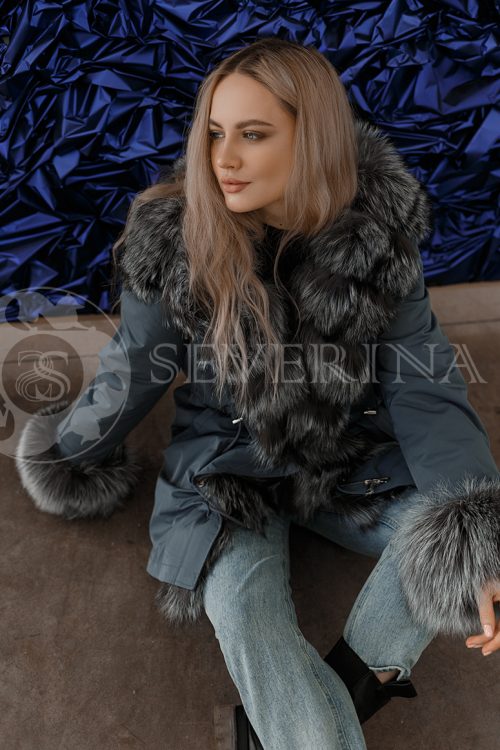 parka izumrud chernoburka 500x750 - Куртка-парка с отделкой мехом серебристо-черной лисы ПР-024