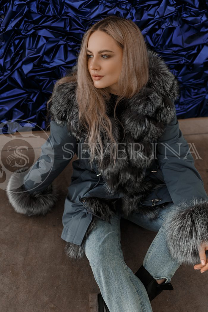 parka izumrud chernoburka 700x1050 - Куртка-парка с отделкой мехом серебристо-черной лисы ПР-024