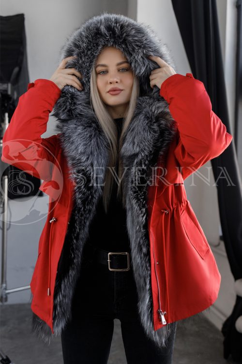 parka krasnaja chernoburka 500x750 - Куртка-парка красного цвета с отделкой мехом серебристо-черной лисы ПР-030