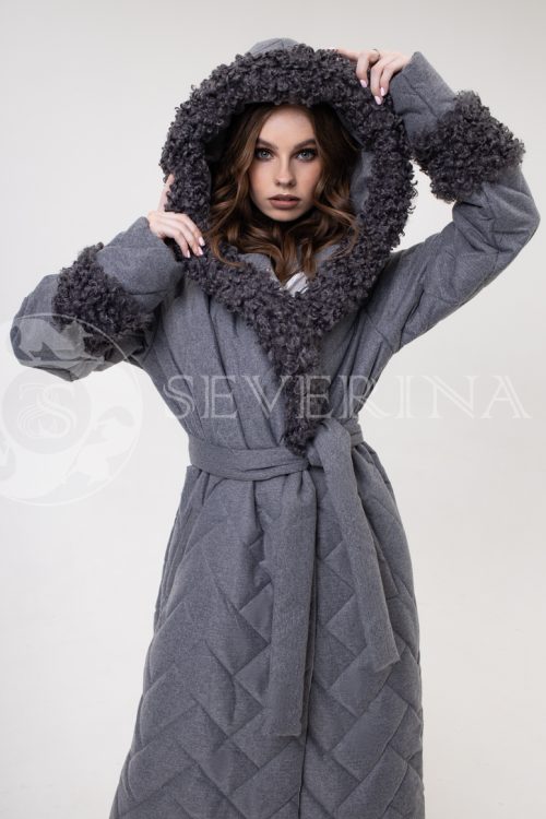 palto stezhka s kozlikom 500x750 - Пальто стёганое с капюшоном и отделкой мехом козлика П-085