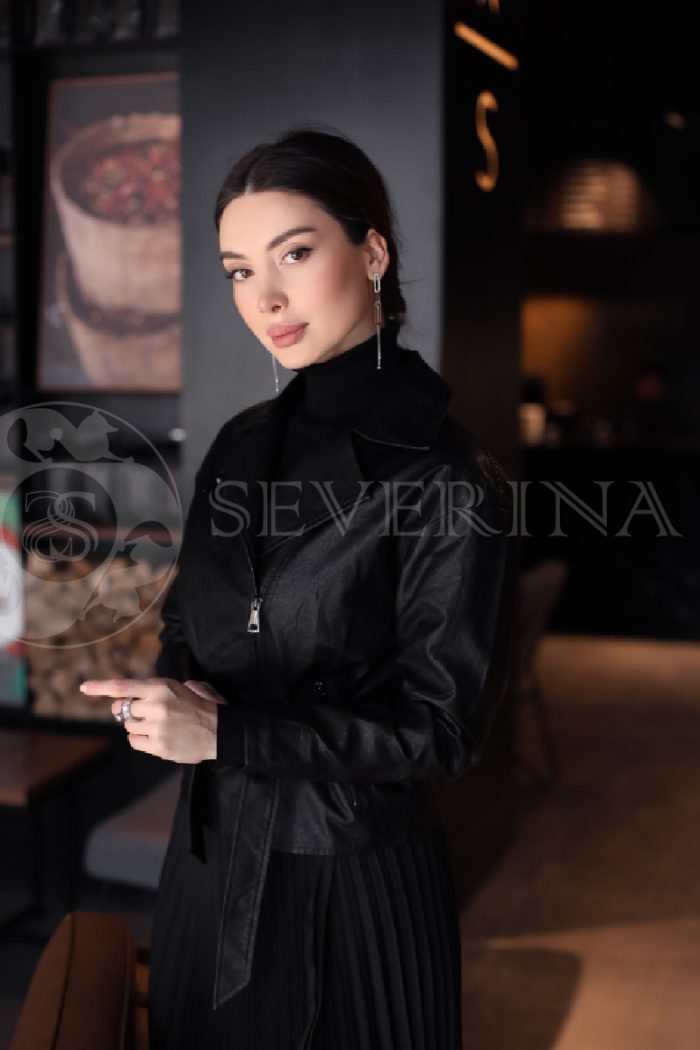kosuha chjornaja 2 700x1050 - Куртка "косуха" из экокожи чёрного цвета TH-0244