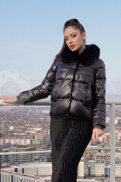 puhovik chernyj korotkij 1 500x750 - Куртка утепленная с отделкой мехом песца черного цвета
