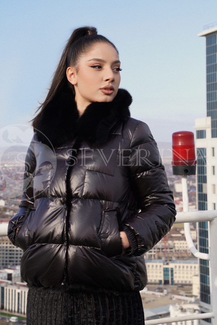 puhovik chernyj korotkij 3 700x1050 - Куртка утепленная с отделкой мехом песца черного цвета