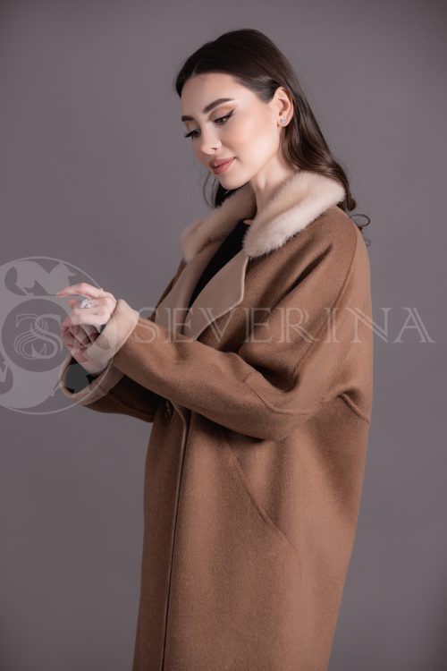 palto svetlo korichnevoe vorotnik norka 2 500x750 - Пальто кашемировое с отделкой из меха норки темно-бежевого цвета