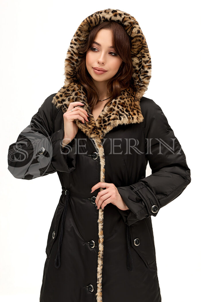 204 vd palto parka chernoe s leopardom 8 700x1050 - Пальто с капюшоном и отделкой экомехом с леопардовым принтом