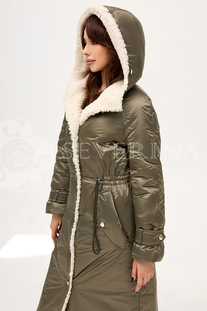 207 vd palto parka haki s molochnym jekomehom 3 700x1050 - Пальто с капюшоном и отделкой экомехом оливкового цвета