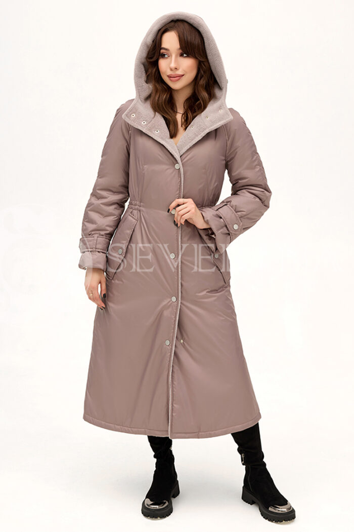 209 vd palto parka lavanda 3 700x1050 - Пальто с капюшоном и отделкой экомехом пыльно-розового цвета