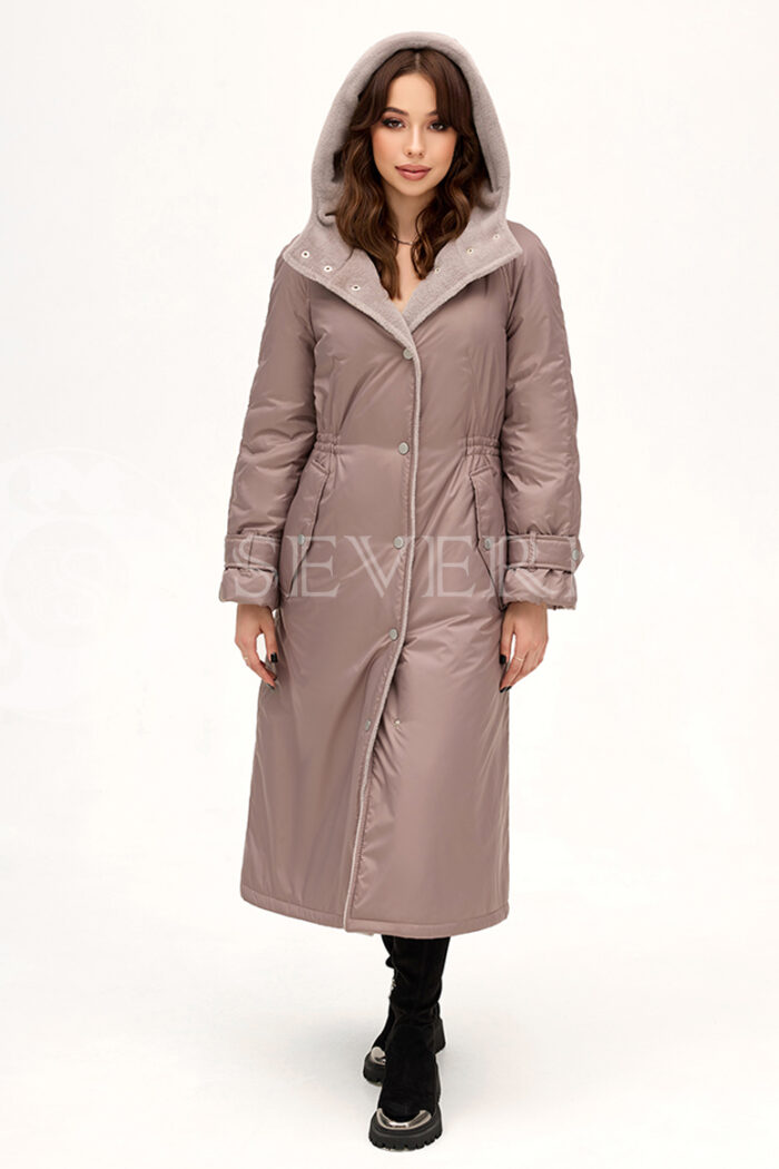 209 vd palto parka lavanda 4 700x1050 - Пальто с капюшоном и отделкой экомехом пыльно-розового цвета