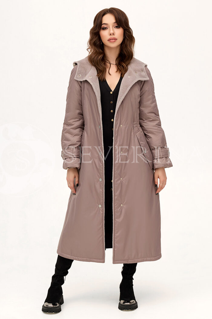 209 vd palto parka lavanda 5 700x1050 - Пальто с капюшоном и отделкой экомехом пыльно-розового цвета