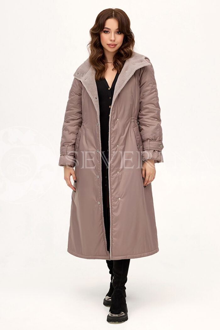 209 vd palto parka lavanda 7 700x1050 - Пальто с капюшоном и отделкой экомехом пыльно-розового цвета